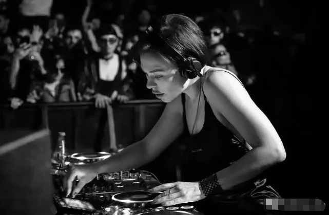 NINA KRAVIZ #Techno女王