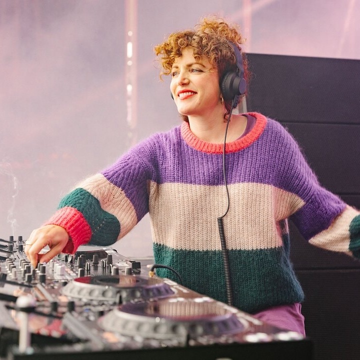 ANNIE MAC