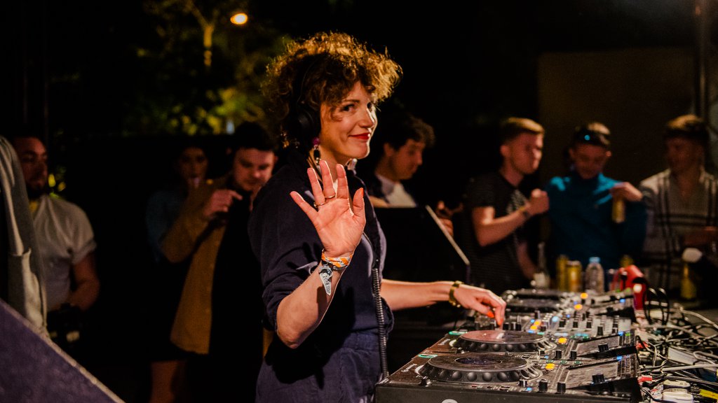 ANNIE MAC