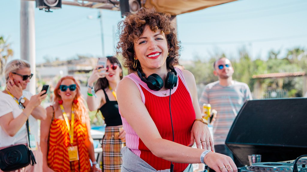 ANNIE MAC