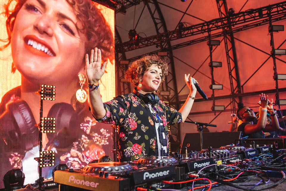 ANNIE MAC