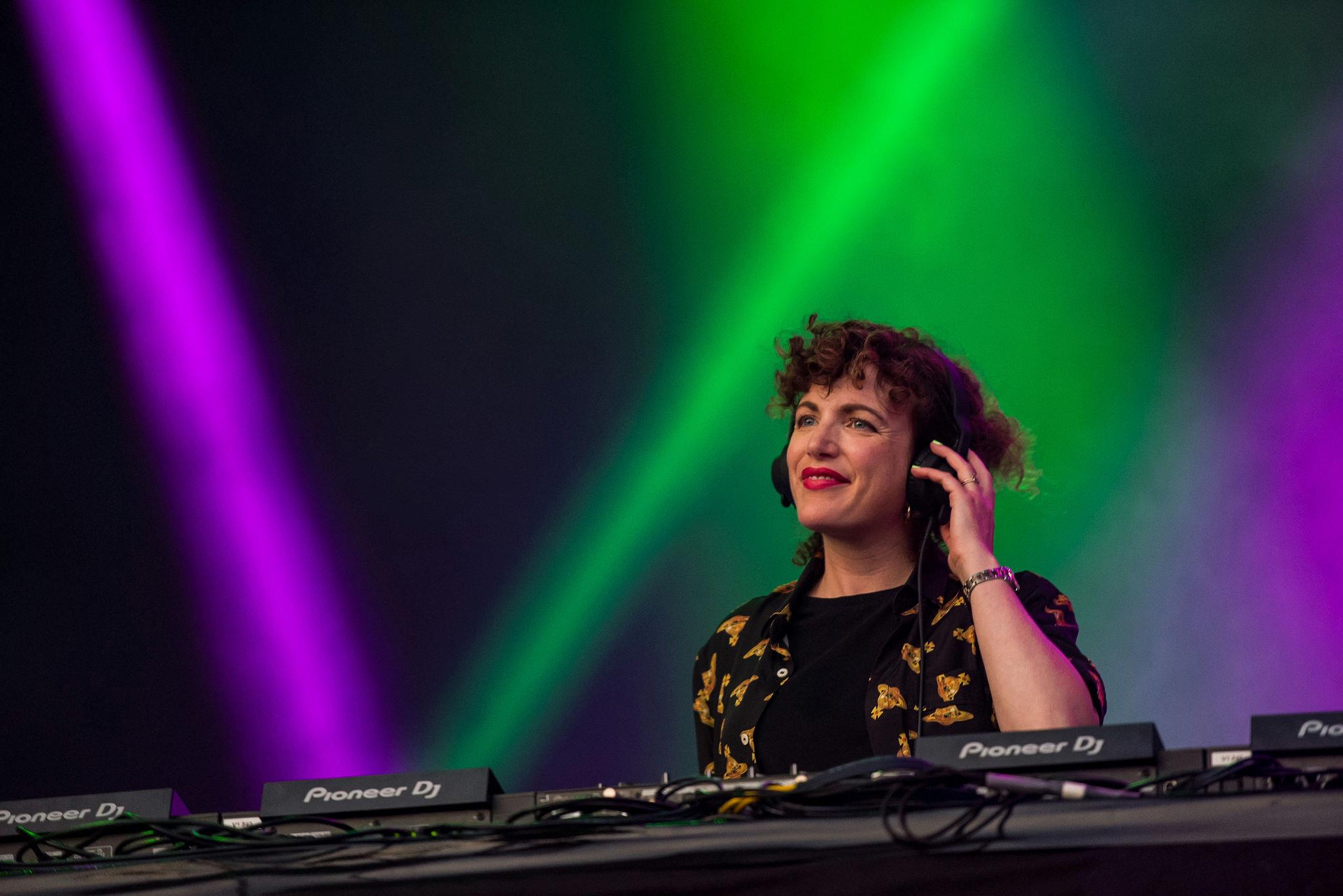 ANNIE MAC