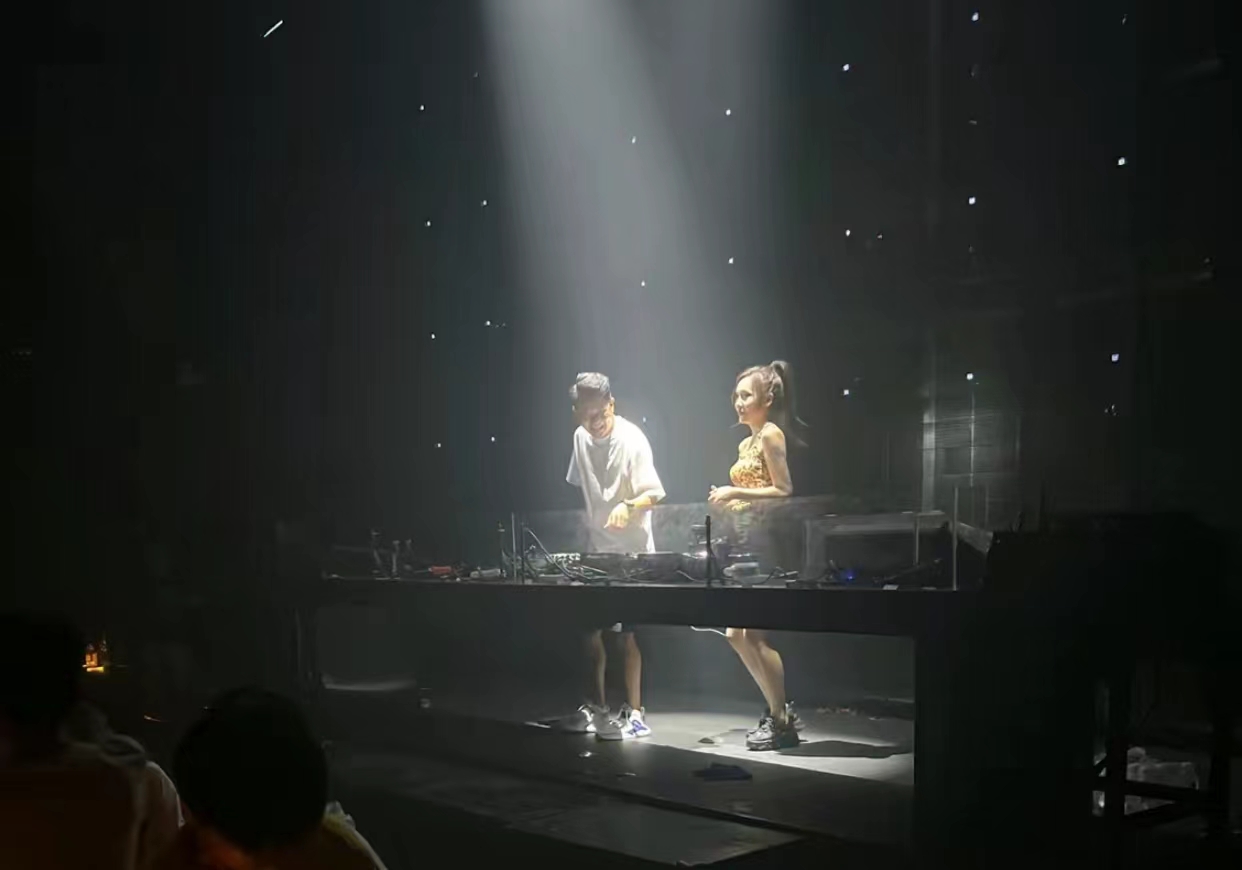 上海上海F1酒吧,上海FUNKY ONE CLUB